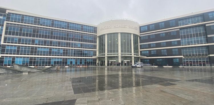 Eşini kendisine şiddet uyguladığı gerekçesiyle öldüren kadının yargılanmasına başlandı