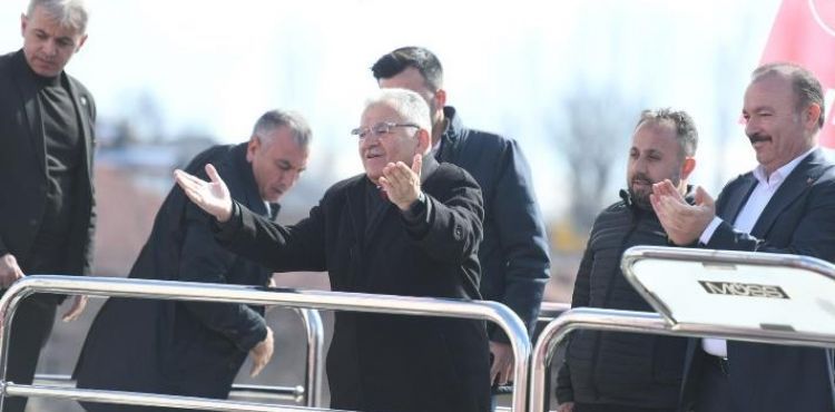 SARIOĞLAN’DA COŞKULU KALABALIK, BAŞKAN BÜYÜKKILIÇ’I BAĞRINA BASTI