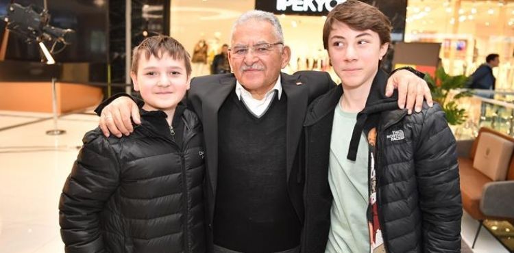 BAŞKAN BÜYÜKKILIÇ’A “AVM” ZİYARETİNDE GENÇLERDEN YOĞUN İLGİ
