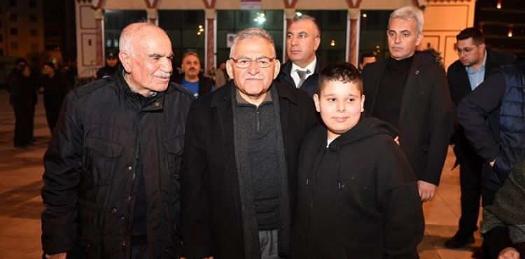 BAŞKAN BÜYÜKKILIÇ, ZÜMRÜT MAHALLESİ SAKİNLERİ İLE TERAVİH SONRASI BİR ARAYA GELDİ