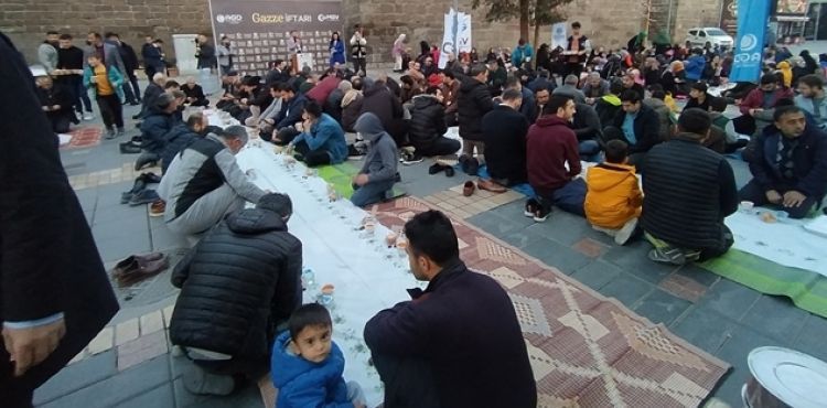 GAZZE İFTARI’NA KAYSERİ’DE YOĞUN İLGİ
