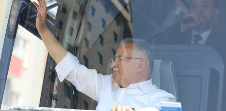 BAŞKAN BÜYÜKKILIÇ, OTOBÜS İLE MAHALLE MAHALLE GEZEREK, VATANDAŞLARI SELAMLADI