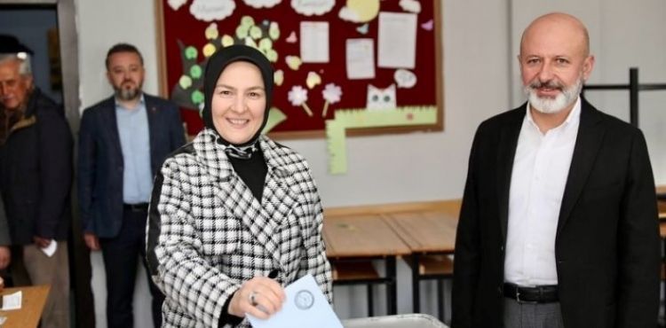 BAŞKAN ÇOLAKBAYRAKDAR, OYUNU EŞİYLE BİRLİKTE KULLANDI