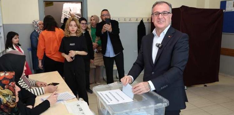 BAŞKAN BİLAL ÖZDOĞAN OYUNU KULLANDI: ‘DEMOKRASİ ŞÖLENİ İÇERİSİNDE GEÇEN BİR SEÇİM GÜNÜNÜ YAŞIYORUZ’