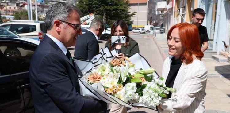 BAŞKAN ÖZDOĞAN, ÇİÇEKLERLE KARŞILANDI