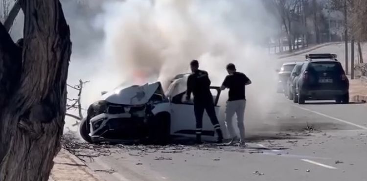 Ağaca çarpan otomobil yandı
