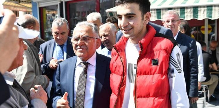 ESNAF VE VATANDAŞLARDAN BAŞKAN BÜYÜKKILIÇ’A “HAYIRLI OLSUN” TEBRİKLERİ