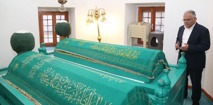 BAŞKAN BÜYÜKKILIÇ, ESNAFLA BULUŞTU, ŞEYH İBRAHİM TENNURİ HAZRETLERİ’NİN TÜRBESİNİ ZİYARET ETTİ