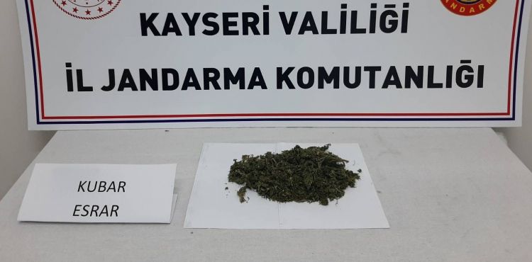 Jandarma ekipleri 102 gram esrar ele geirdi