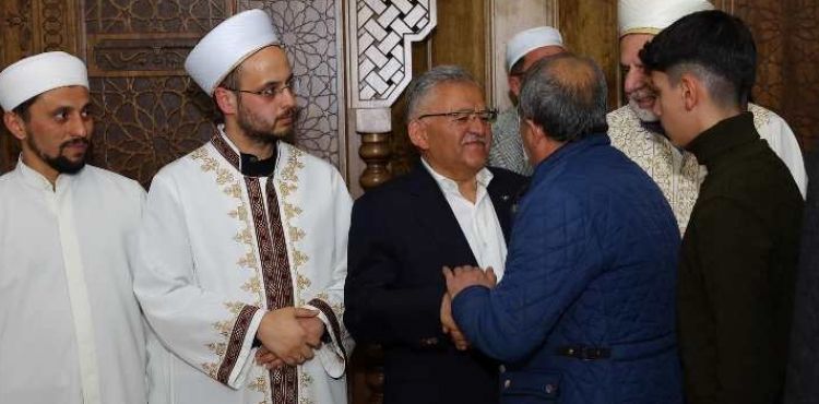 BAŞKAN BÜYÜKKILIÇ, TERAVİH SONRASI VATANDAŞLA BULUŞTU