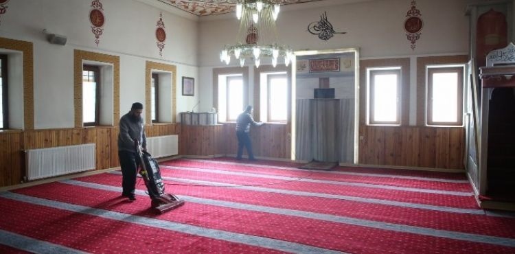 MELİKGAZİ CAMİLERİ TEMİZLEYEREK BAYRAMA HAZIRLADI