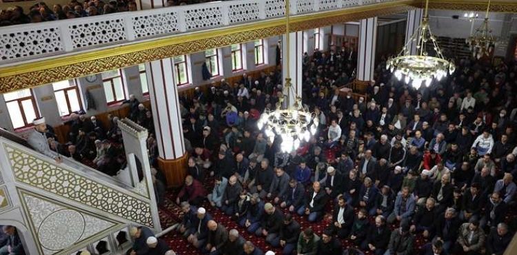 Bayram namazında camiiler doldu taştı