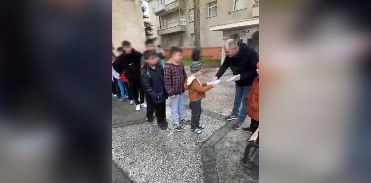 ‘İyilik abisi’ bayramda çocukları sevindirdi