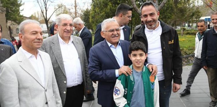 KIZILAY’IN GÖNÜLLÜ GENÇLERİ İLE BAYRAMLAŞAN BÜYÜKKILIÇ: “YENİ PROJELERİMİZLE GENÇLERİMİZE FIRSAT VEREĞİZ”