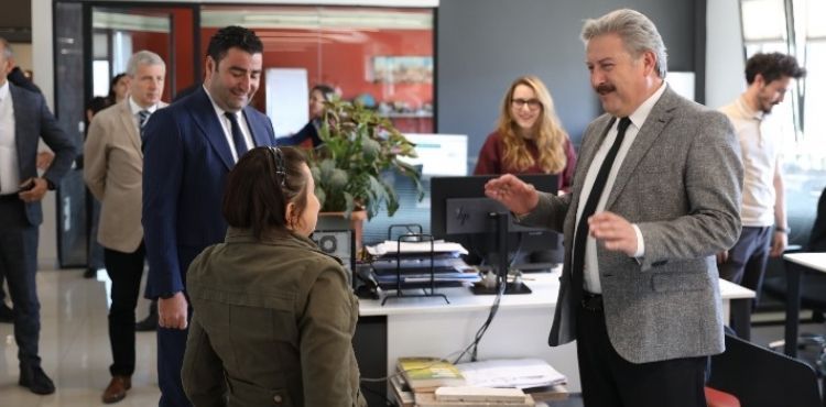 BAŞKAN PALANCIOĞLU, İLK MESAİ GÜNÜNE PERSONELİ İLE BAYRAMLAŞARAK BAŞLADI