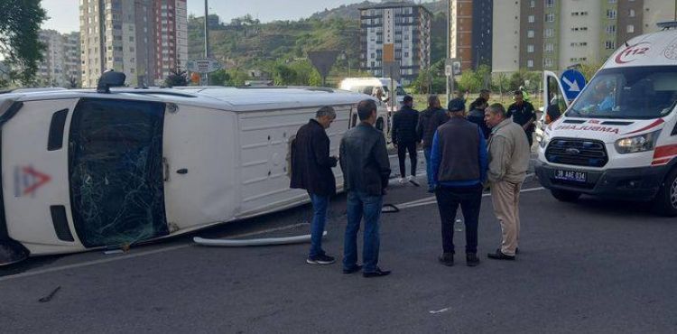 Servis aracının devrildiği kazada 5 kişi yaralandı