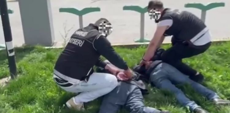 Kente uyuşturucu madde sokmak isteyen 2 kişi yakalandı