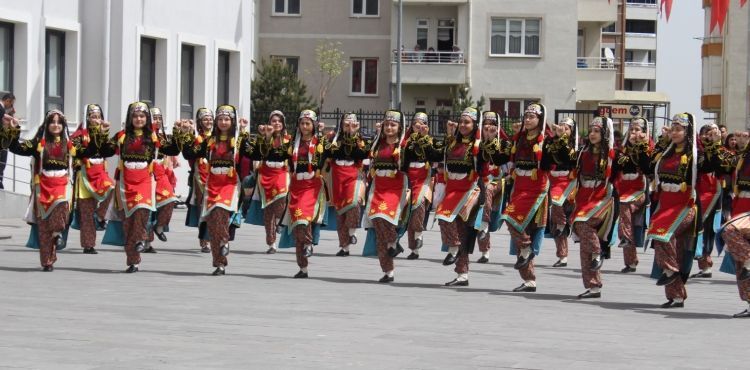 “Çocuklarımızı doğru ve faydalı ufuklara yönlendirmek en temel görevlerimizden birisi olmalıdır”