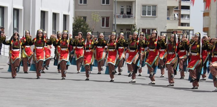  ocuklarmz doru ve faydal ufuklara ynlendirmek en temel grevlerimizden birisi olmaldr