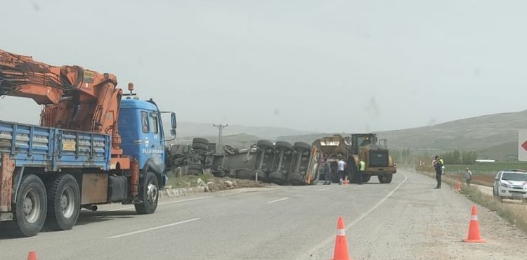Tankerli tır devrildi: 1 yaralı