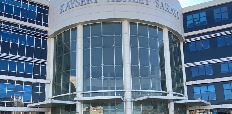 Bir daireyi farklı şahıslara sattığı iddasıyla yargılanan şahıs hakim karşısına çıktı