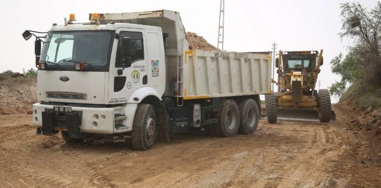 MELİKGAZİ’DE YOL YENİLEME ÇALIŞMALARI İLE ULAŞIM AĞI GENİŞLİYOR