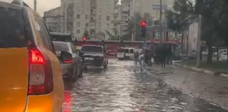 Sağanak yağış hayatı olumsuz etkiledi.