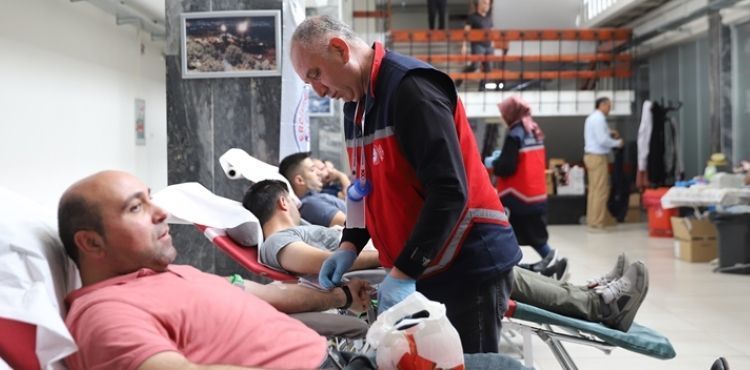BÜYÜKŞEHİR PERSONELİNDEN ERÜ KAN MERKEZİ’NE “KAN BAĞIŞI” DESTEĞİ