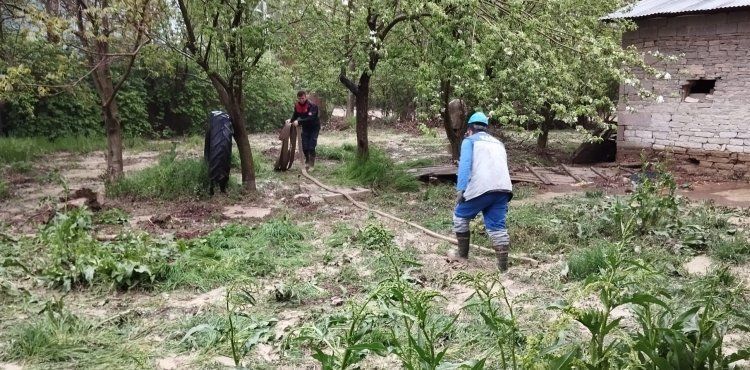 Yoğun yağıştan dolayı mağdur olan vatandaşlara KASKİ ekipleri yetişti