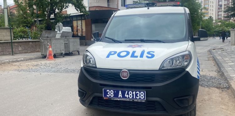 Uzaklaştırma kararı bulunan babası tarafından bıçakla yaralanan kızı hafif yaralandı