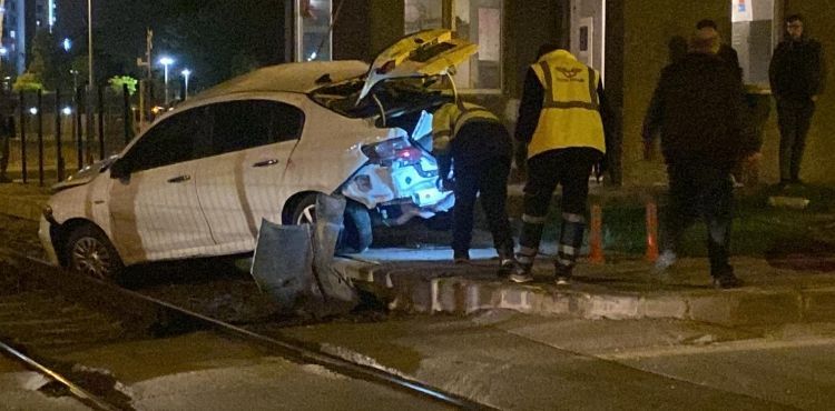Hemzemin geçitte tren otomobile çarptı: 1 yaralı