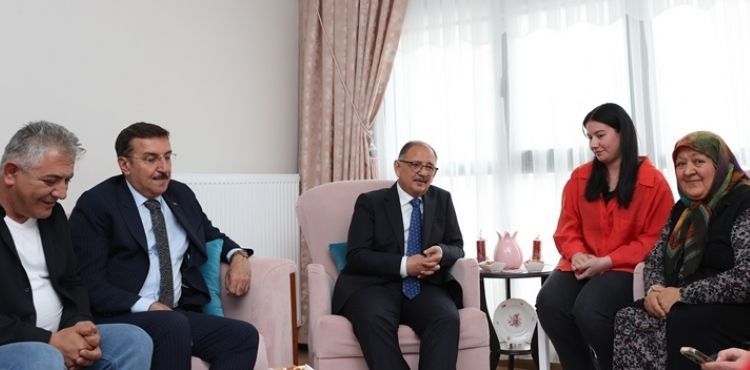 BAKAN MEHMET ÖZHASEKİ, MALATYALI DEPREMZEDE ÖZGÜR AİLESİNE MİSAFİR OLDU