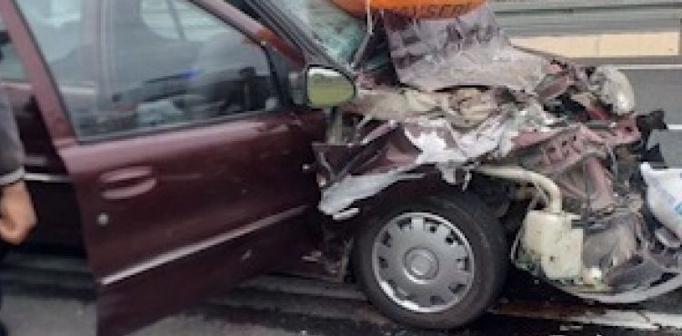 Otomobilin kamyona çarpması sonucu 3 kişi yaralandı