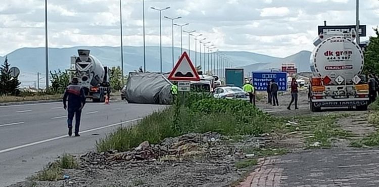 TIR’ın devrilmesi sonucu ulaşım tek şeritle sağlandı