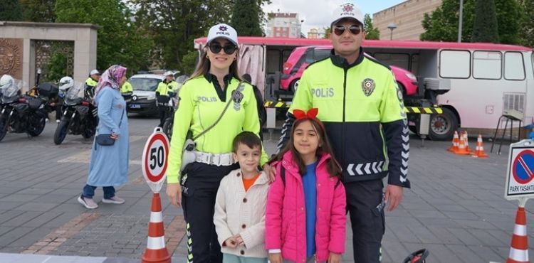 Trafik ekipleri uygulamalı eğitim ile hem çocukları hem de yetişkinleri bilgilendiriyor