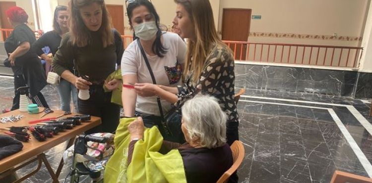 TALASLI KURSİYERLERDEN HUZUREVİ’NE ‘ANNELER GÜNÜ’ ZİYARETİ
