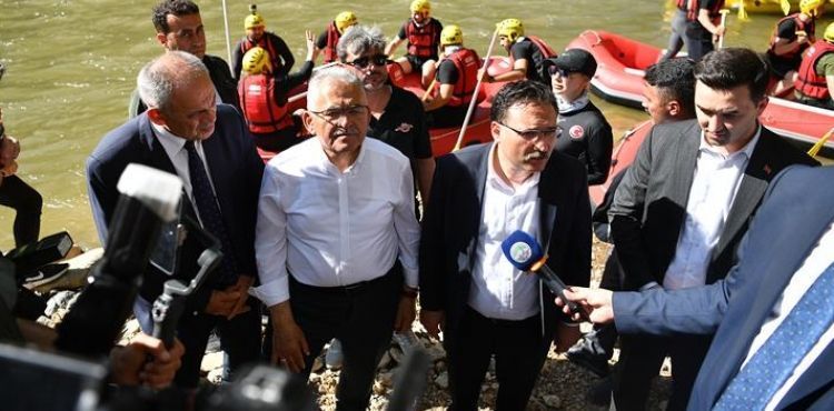 BAŞKAN BÜYÜKKILIÇ VE VALİ ÇİÇEK, ZAMANTI IRMAĞI’NDAKİ “RAFTİNG” YARIŞININ STARTINI VERDİ