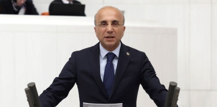 “EĞİTİM SİSTEMİYLE YAPBOZ YAPAR GİBİ OYNANDI”