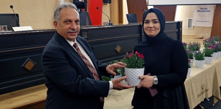 BAŞKAN YALÇIN ANNELER GÜNÜNÜ ÇİÇEKLE KUTLADI