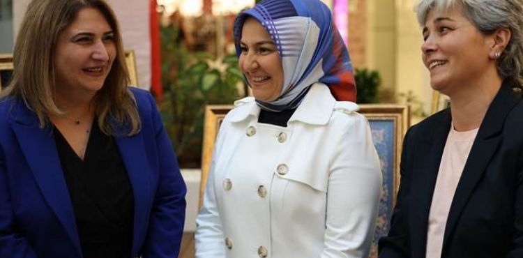 KOCASİNAN’IN ANNELER GÜNÜ SERGİSİ, BÜYÜK BEĞENİ TOPLUYOR