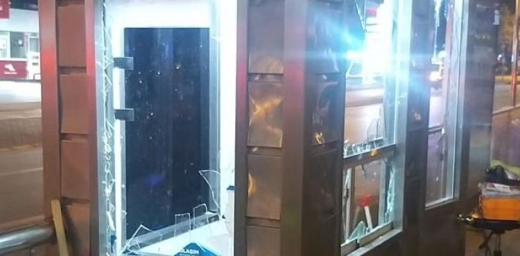Tramvay durağı güvenlik kulübesinin camlarını kıran 3 kişi yakalandı