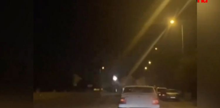 Araçtan havaya ateş açan kişiler kullandıkları silahla beraber yakalandı