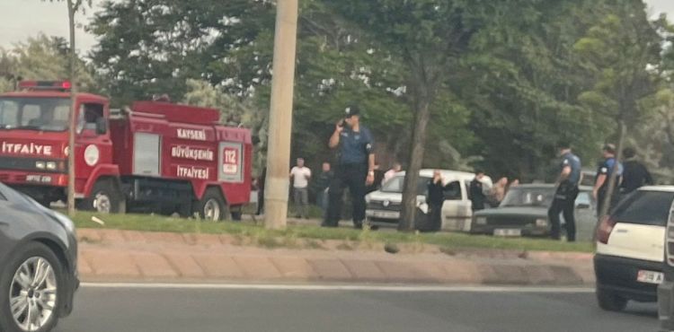 Özel halk otobüsünün altında kalan anne ile çocuğu ağır yaralandı