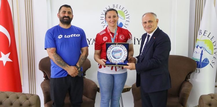 ŞAMPİYON SPORCUDAN BAŞKAN ÖZTÜRK’E ZİYARET