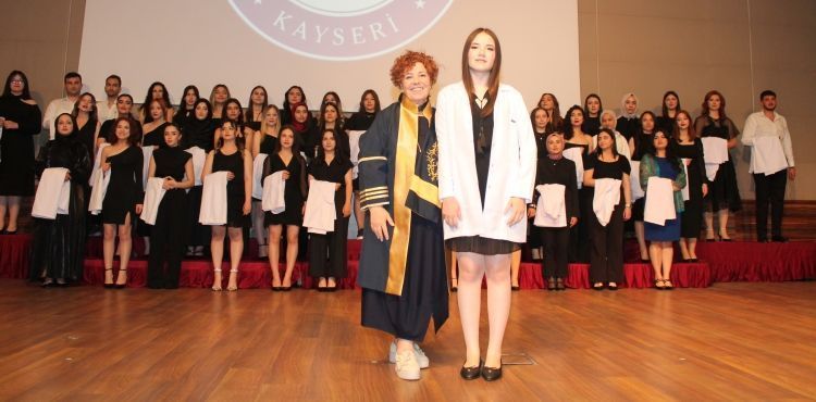 NNYÜ SAĞLIK BİLİMLERİ FAKÜLTESİ’NDE “ÖNLÜK GİYME VE IŞIK ALMA” HEYECANI
