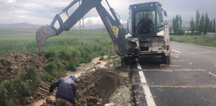 Belediye ekiplerimiz ilçemizde sağanak yağışın başlaması ile harekete geçti.
