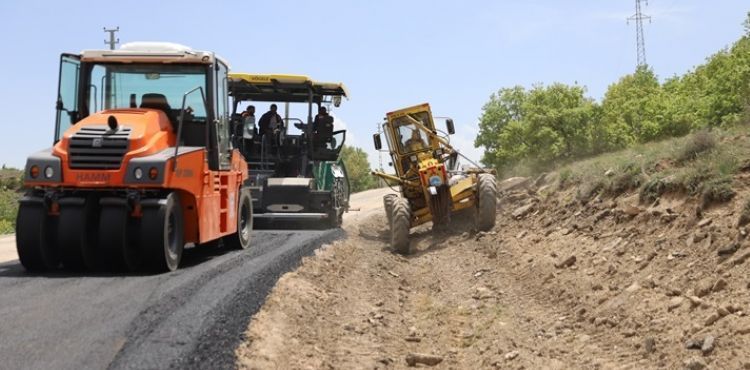 BAŞKAN BÜYÜKKILIÇ’IN 40 MİLYON TL’YE HİZMETE KAZANDIRDIĞI İŞ MAKİNELERİ, PINARBAŞI’DA YOL ÇALIŞMASI YAPTI