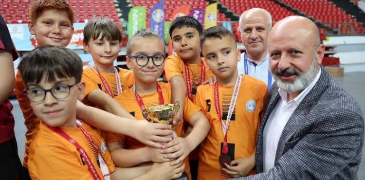 KOCASİNAN’DA İLKOKULLAR ARASI ÖDÜLLÜ SATRANÇ TAKIM TURNUVASI SON BULDU