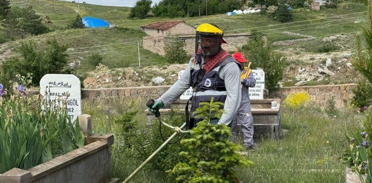 Başkan Dursun, bayram hazırlıkları için temizlik ekibiyle görev yaptı