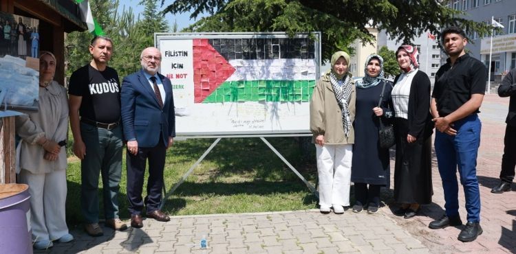 Rektör Karamustafa, Öğrencilerin Filistin’le Dayanışma Platformunu Ziyaret Etti